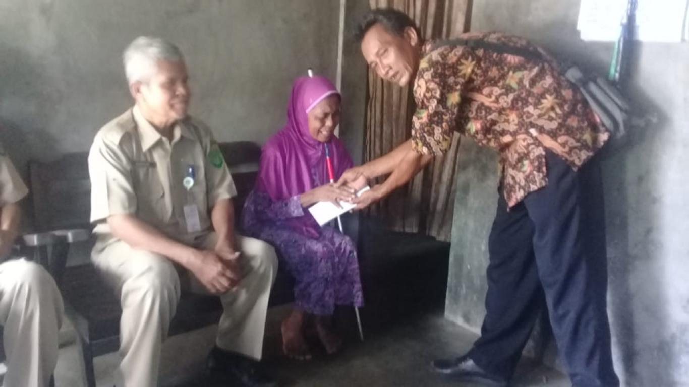 UPK KECAMATAN PUNDONG BERIKAN SANTUNAN PADA LANSIA TERLANTAR DAN RUMAH TANGGA MISKIN